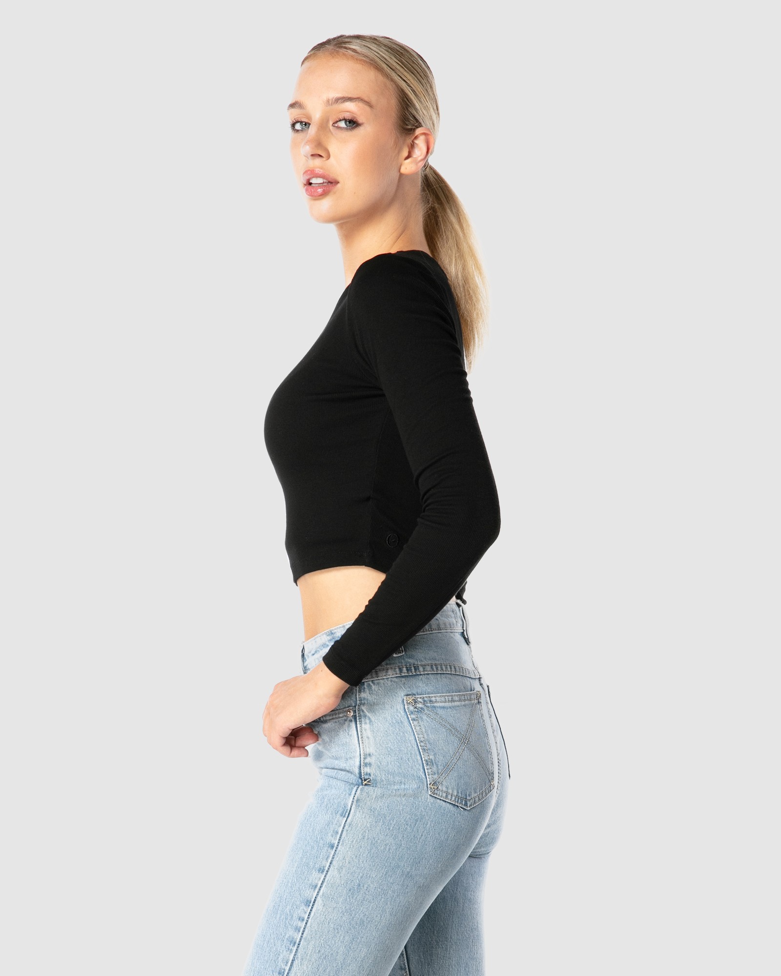 CLASSIC BLACK LONGSLEEVE CROP TEE